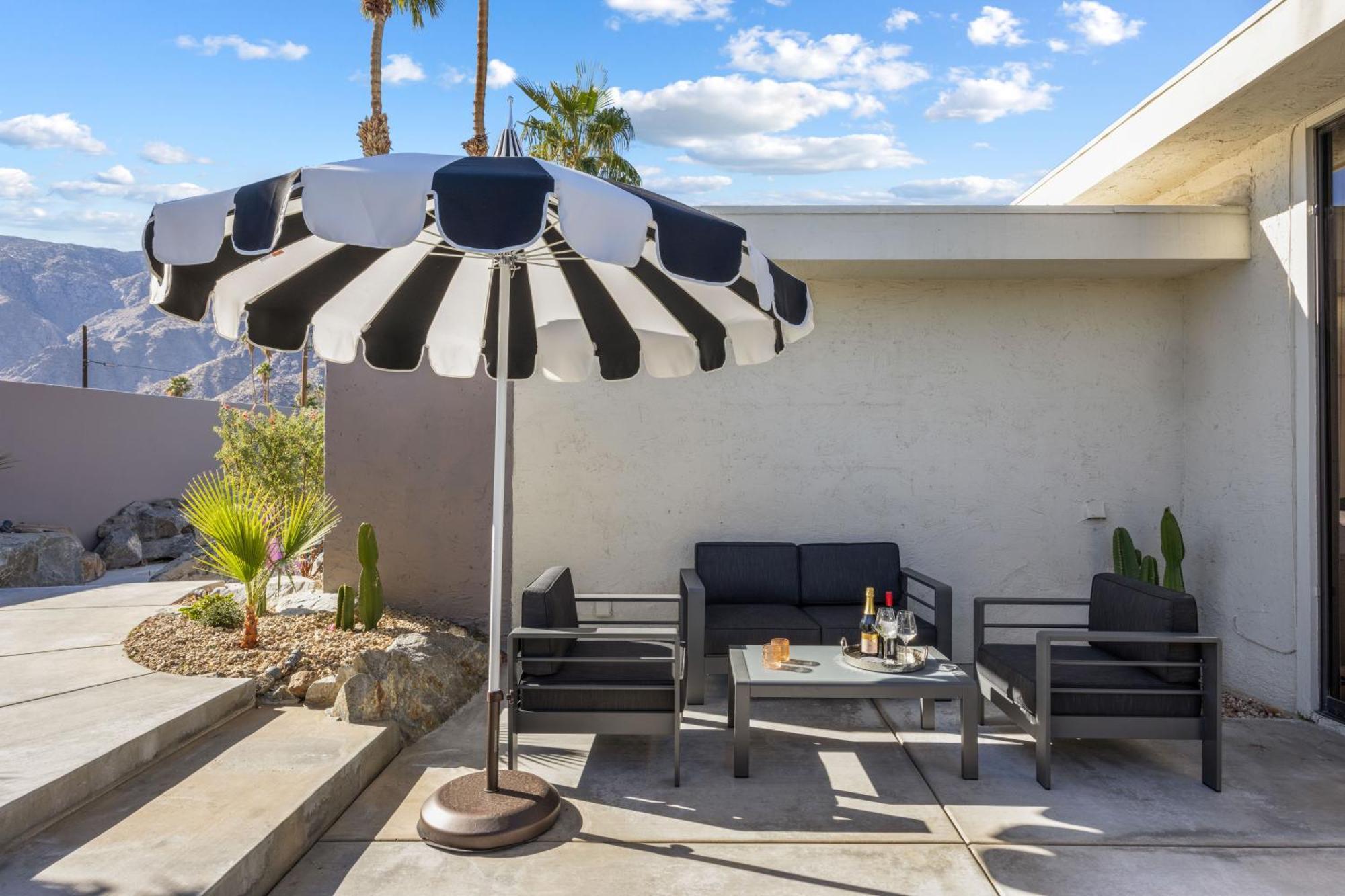 Private Pool & Mountain Views! Palm Springs