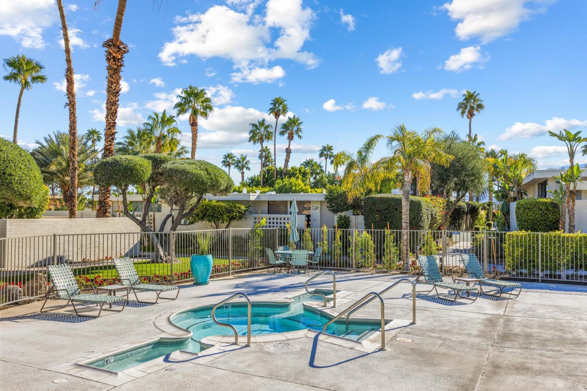 Private Pool & Mountain Views! *
