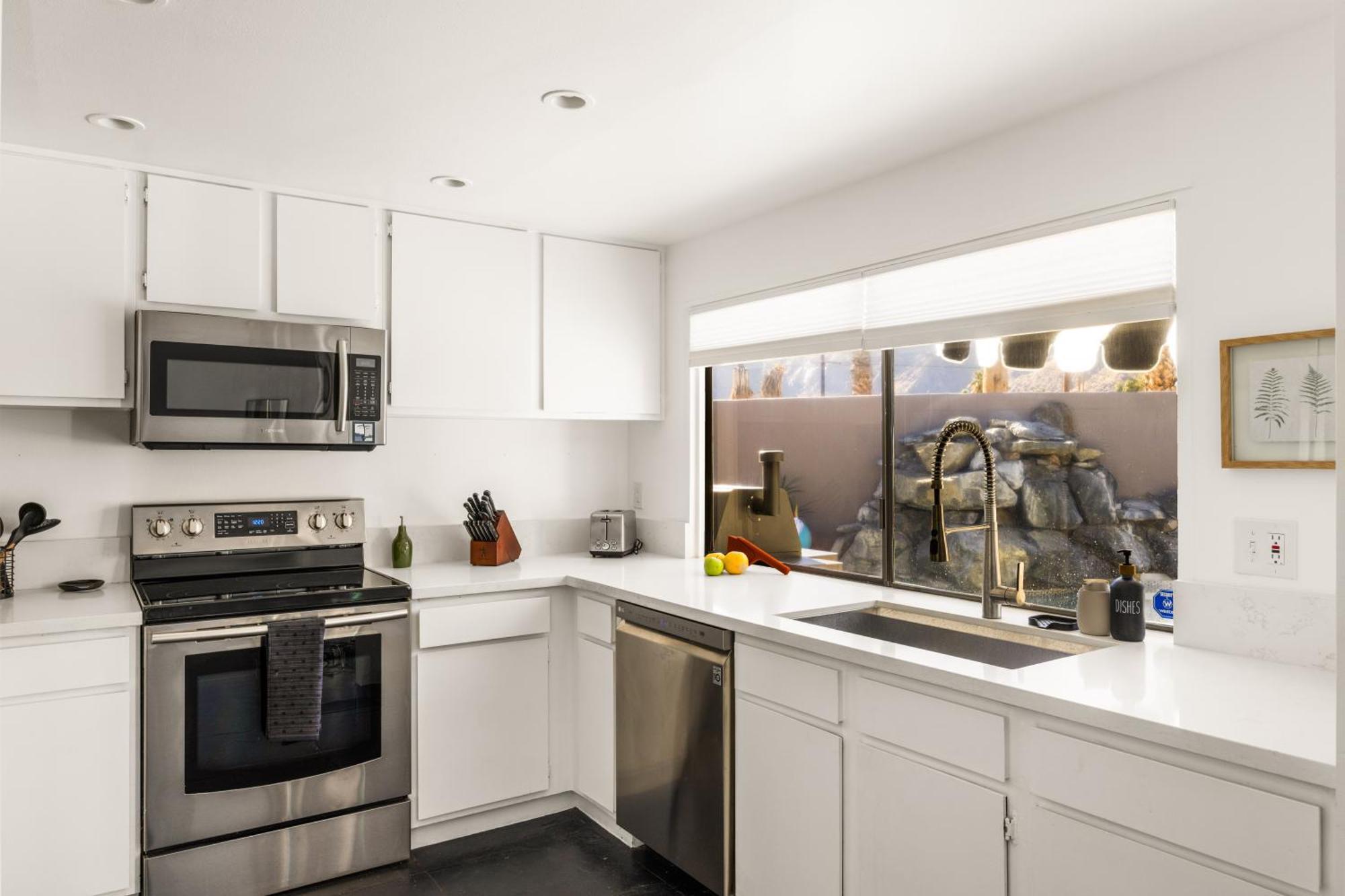 Private Pool & Mountain Views! Apartment Palm Springs