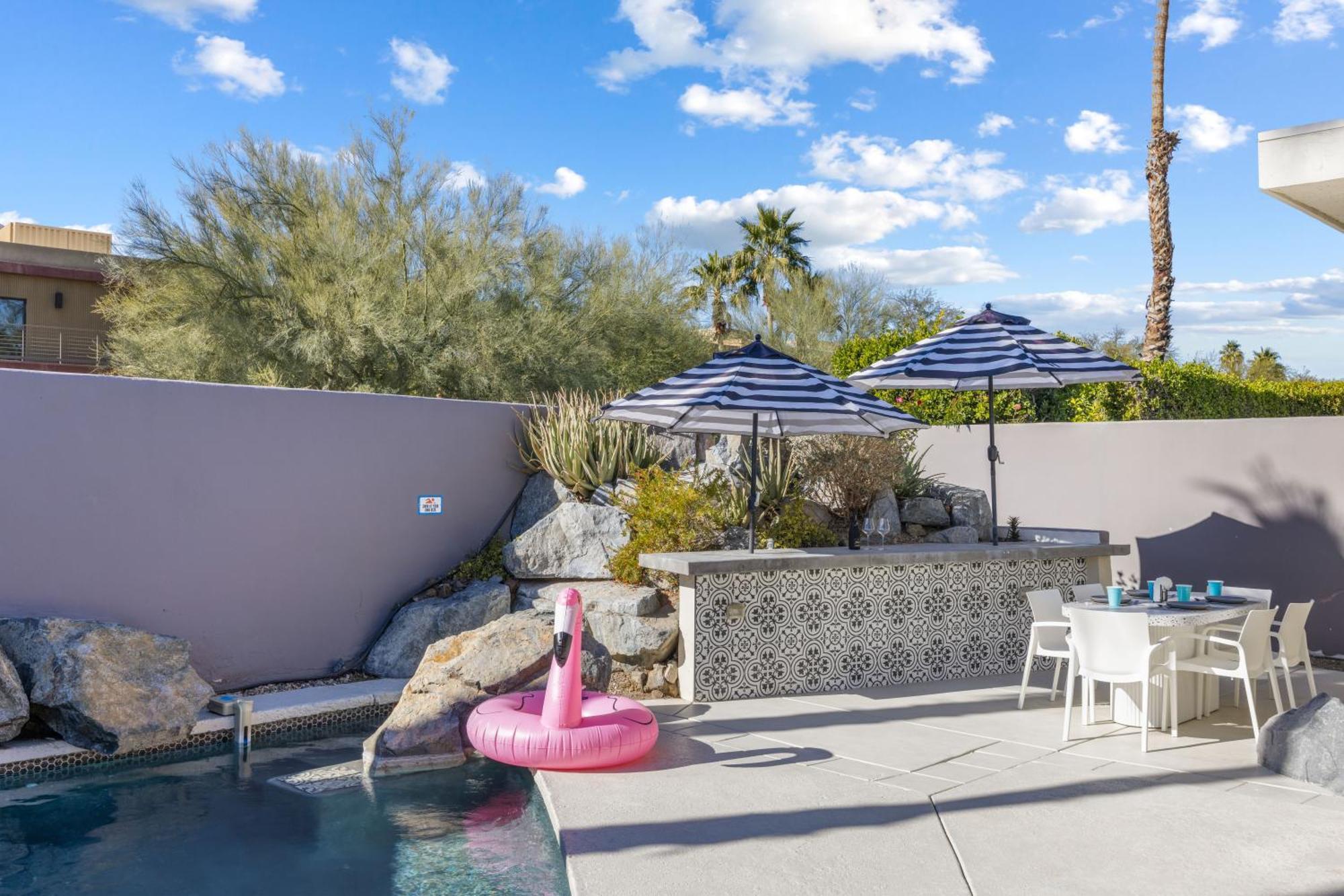 Private Pool & Mountain Views! Apartment